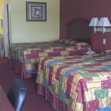 Scottish Inns Suites East Sam Houston Pkwy North 채널뷰 객실 사진
