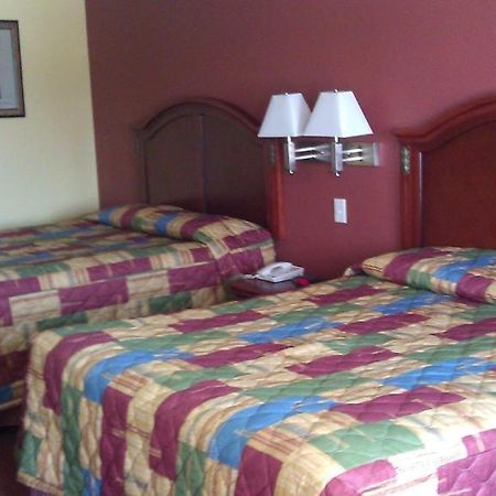 Scottish Inns Suites East Sam Houston Pkwy North 채널뷰 객실 사진
