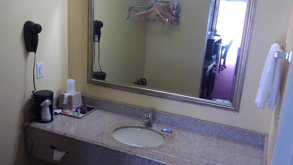 Scottish Inns Suites East Sam Houston Pkwy North 채널뷰 외부 사진