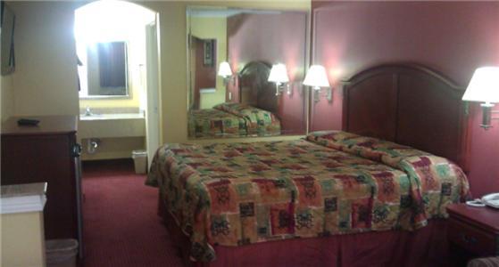 Scottish Inns Suites East Sam Houston Pkwy North 채널뷰 객실 사진