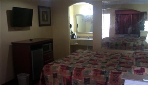 Scottish Inns Suites East Sam Houston Pkwy North 채널뷰 객실 사진
